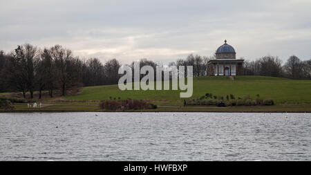 Una vista panoramica del Tempio di Minerva attraverso il lago in Hardwick Park,Sedgefield, Co.Durham,Inghilterra Foto Stock