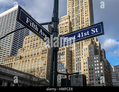 Un cartello stradale di Fifth Ave e East 41st St - New York, Stati Uniti d'America Foto Stock