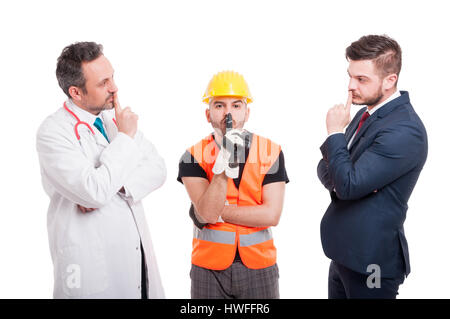 Un gruppo di persone con diverse professioni facendo shush gesto come silenzio concetto isolato su sfondo bianco Foto Stock