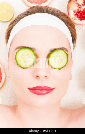 Ritratto di donna in vista ravvicinata di anti-invecchiamento e rivitalizzare il trattamento del viso Foto Stock