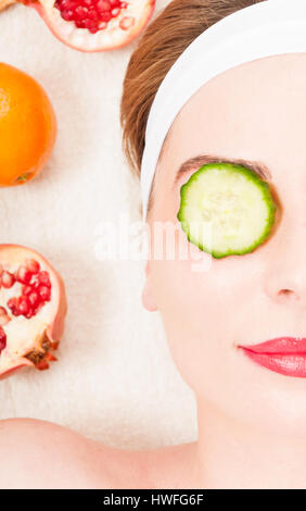 Femmina con maschera fresca di frutta e verdura in primo piano al dayspa Foto Stock