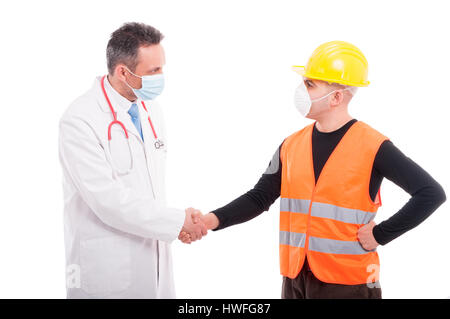 Il medico e il costruttore si stringono la mano come amici o la chiusura di una trattativa isolati su sfondo bianco Foto Stock