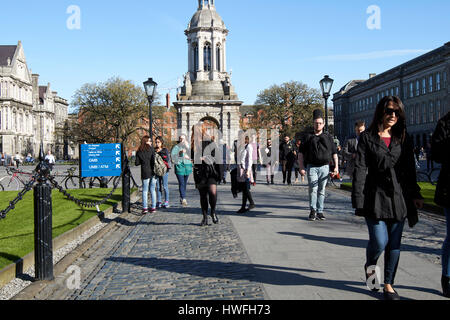 Gli studenti e i visitatori in piazza del Parlamento di fronte al campanile del Trinity College di Dublino in piazza del Parlamento Repubblica di Irlanda Foto Stock