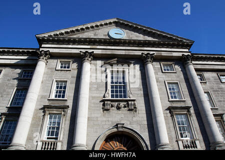 Cancello anteriore in Regent House archway trinity college a Dublino Repubblica di Irlanda Foto Stock