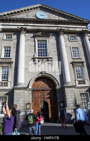 Cancello anteriore in Regent House archway trinity college a Dublino Repubblica di Irlanda Foto Stock