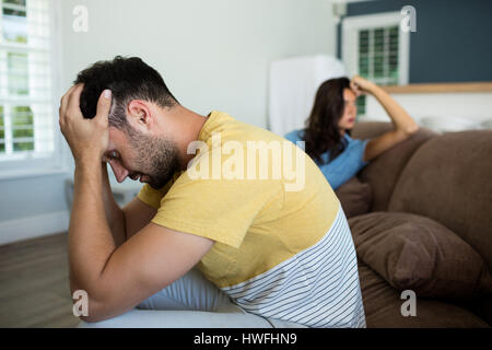 Giovane ignorando ogni altro nel salotto di casa Foto Stock