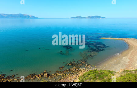 Mattina mare costa rocciosa del paesaggio (Narta Laguna, Valona Albania). Foto Stock