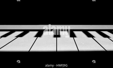 Tasti di pianoforte creato con ombra e luce a terra Foto Stock