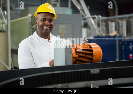 Ritratto di ingegnere sorridente macchine di ispezione in fabbrica di succo Foto Stock