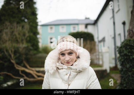 Ritratto di donna in cappotto peloso all'aperto Foto Stock