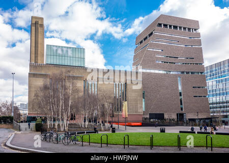 Esterno della Tate Modern Casa interruttore da Herzog & de Meuron visto da una strada pubblica, Bankside, London, Regno Unito Foto Stock