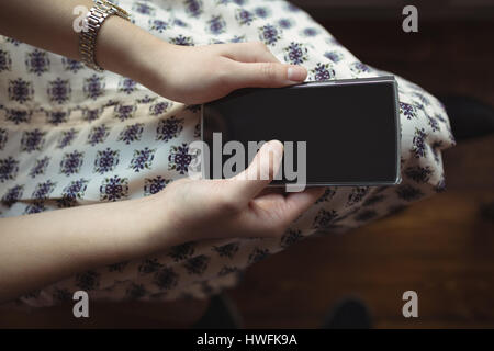 Close-up di donna tramite cellulare in cafÃƒÂ© Foto Stock