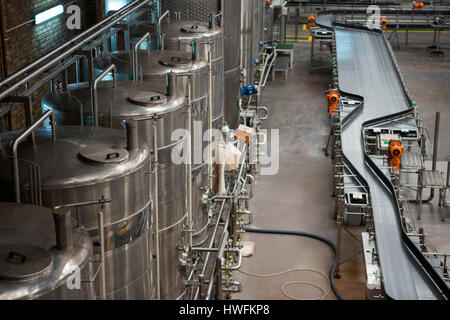 Elevato angolo di visione delle macchine e linee di produzione in fabbrica di succo Foto Stock