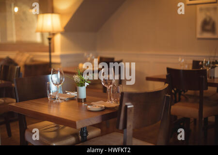 Tavoli e sedie disposti in vuoto moderna caffetteria Foto Stock