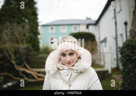 Ritratto di donna in cappotto peloso all'aperto Foto Stock