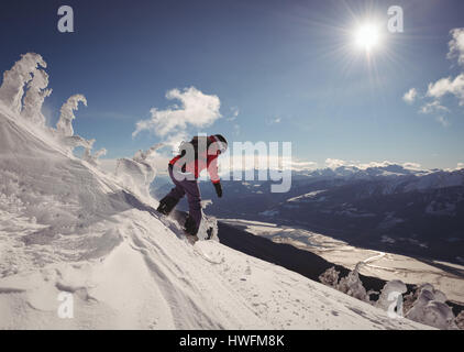 Sciatore Sciare nelle Alpi innevate durante il periodo invernale Foto Stock