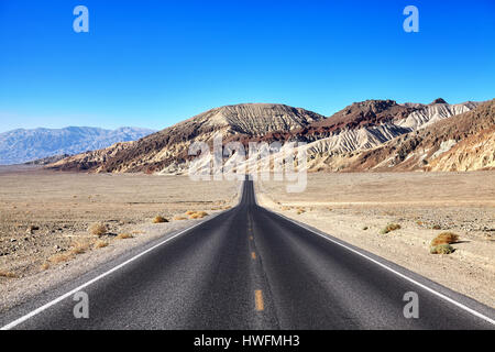 Strada nel deserto verso la gamma della montagna a valle della morte, concetto di viaggio, concentrarsi sulle montagne, STATI UNITI D'AMERICA. Foto Stock