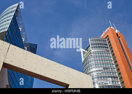 Vienna, Austria - 14 agosto 2016: Vienna Donau complessa architettura moderna su una bella giornata d'estate. Foto Stock