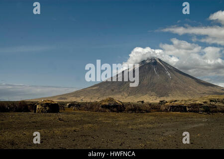 Villaggio Masai ai piedi della montagna di Dio (Ol Doinyo Lengai), il Lago Natron, Tanzania. Foto Stock