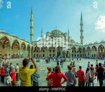 ISTANBUL, Turchia - 27 settembre: i turisti in attesa in linea per visitare la moschea blu come la più grande Moschea del Sultano Ahmed il settembre 27th, 2013 Istanbul, Foto Stock