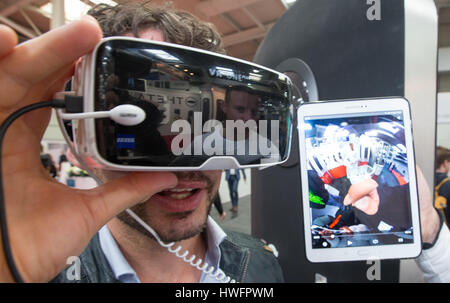 Hannover, Germania. 20 Mar, 2017. La registrazione video di una videocamera per riprese a 360° mostrato in Zeiss VR-una realtà virtuale occhiali è presentato su un tablet presso lo stand di RICOH alla fiera CeBIT di Hannover, Germania, 20 marzo 2017. La fiera CeBIT apre il 20 marzo 2017 e vuole convincere il suo pubblico con specifici esempi di applicazione delle nuove tecnologie. Più di 3.000 espositori provenienti da 70 paesi si attendono circa 200.000 visitatori in cinque giorni di mostra dal 20 al 24 marzo. Foto: Friso Gentsch/dpa/Alamy Live News Foto Stock