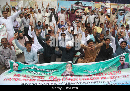 Di Karachi, Pakistan. 20 Mar, 2017. IBA test superato i candidati sono holding manifestazione di protesta per il rilascio della lettera di occupazione dal governo del Sindh, a Karachi press club il lunedì 20 marzo, 2017. Credito: S.Imran Ali PPI/images/Alamy Live News Foto Stock