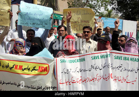 Di Karachi, Pakistan. 20 Mar, 2017. IBA test superato i candidati sono holding manifestazione di protesta per il rilascio della lettera di occupazione dal governo del Sindh, a Karachi press club il lunedì 20 marzo, 2017. Credito: S.Imran Ali PPI/images/Alamy Live News Foto Stock