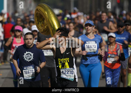 Beverly Hills, CA, Stati Uniti d'America. Xix Mar, 2017. Guide viaggio verso Rodeo Drive vicino a mile marker 17 durante la trentaduesima annuale di Los Angeles marathon di domenica mattina, 19 marzo 2017 in Beverly Hills, in California La 26.2-mile 'Stadium al mare'' itinerario inizia da Dodger Stadium e termina in corrispondenza di Oceano e California Viali di Santa Monica. © 2017 Patrick T. Fallon Credito: Patrick Fallon/ZUMA filo/Alamy Live News Foto Stock
