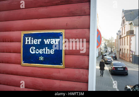 Una lettura del segno "Hier war Goethe nie' (lit. "Goethe era qui mai') può essere visto in una casa nel quartiere di Bornheim in Frankfurt/Main, Germania, 12 marzo 2017. Poeta Johann Wolfgang von Goethe era nato nel 1749 a Francoforte sul Meno ed ha vissuto qui, con interruzioni, fino al 1775. Bornheim è stata solo una parte di Francoforte dal 1877. Foto: Frank Rumpenhorst/dpa Foto Stock