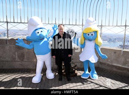 New York, NY, STATI UNITI D'AMERICA. 20 Mar, 2017. Kelly Asbury ad una apparizione pubblica per le stelle da puffi: Il villaggio perso celebrare la Giornata internazionale della felicità per sostenere gli obiettivi di uno sviluppo sostenibile delle Nazioni Unite, Empire State Building di New York, NY, 20 marzo 2017. Credito: Derek Storm/Everett raccolta/Alamy Live News Foto Stock