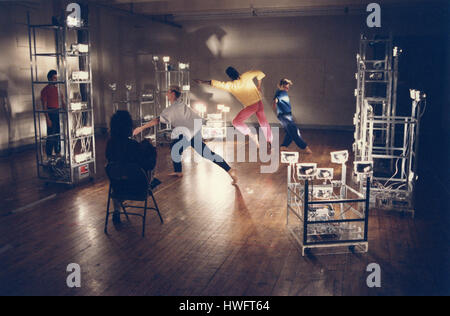 New York, Stati Uniti d'America. 18 Febbraio, 2009. Trisha Brown ripassando i ballerini di Soho di New York, nel 1992. La signora Brown, un esemplare di una generazione dei fondatori della American danza postmoderna, morto sabato a San Antonio. Ella era 80. Credito: Adam Stoltman/Alamy Live News Foto Stock