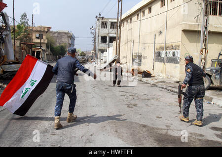 Mosul, Iraq. 20 Mar, 2017. Federale iracheno le forze di polizia pattuglia le strade in area Alkulat, western di Mosul, Iraq, il 20 marzo 2017. Come le forze irachene hanno guadagnato più territori in western Mosul, la polizia federale ha rafforzato il loro controllo su recentemente liberato aree e ha iniziato a compensazione di ordigni esplosivi artigianali a sinistra da uno Stato islamico gruppo. Credito: Yaser Jawad/Xinhua/Alamy Live News Foto Stock