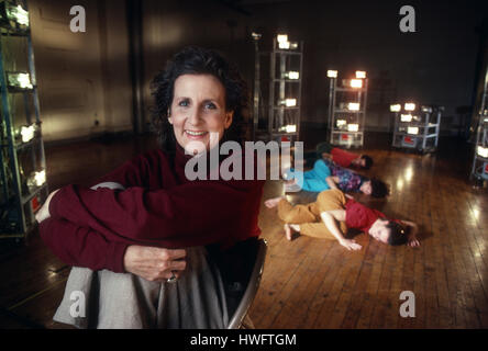 FILE: New York, Stati Uniti d'America. 18 Febbraio, 2009. Ritratto di ballerina e coreografa Trisha Brown a Soho, New York, 1992 con alcuni dei suoi ballerini. La signora Brown, un esemplare di una generazione dei fondatori della American danza postmoderna, morto sabato a San Antonio. Ella era 80. Credito: Adam Stoltman/Alamy Live News Foto Stock