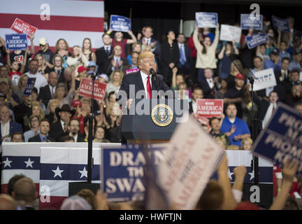 Louisville, Kentucky, Stati Uniti d'America. 20 Mar, 2017. Stati Uniti Presidente Donald Trump risolve una folla di persone raccolte al Kentucky Exposition Center di Louisville, Kentucky, Marzo 20, 2017. Credito: Bryan Woolston/ZUMA filo/Alamy Live News Foto Stock