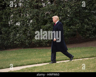 Washington, Stati Uniti d'America. 20 Mar, 2017. Il Presidente degli Stati Uniti, Trump si diparte la Casa Bianca a Washington DC per partecipare a un rally a Louisville, Kentucky, Marzo 20, 2017. Credito: MediaPunch Inc/Alamy Live News Foto Stock