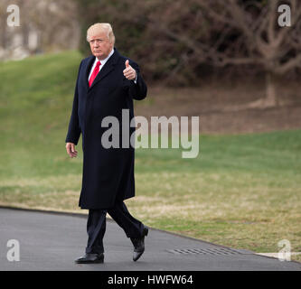 Washington, Stati Uniti d'America. 20 Mar, 2017. Il Presidente degli Stati Uniti, Trump si diparte la Casa Bianca a Washington DC per partecipare a un rally a Louisville, Kentucky, Marzo 20, 2017. Credito: MediaPunch Inc/Alamy Live News Foto Stock