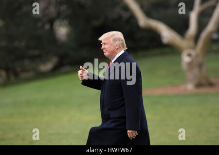 Washington, Stati Uniti d'America. 20 Mar, 2017. Il Presidente degli Stati Uniti, Trump si diparte la Casa Bianca a Washington DC per partecipare a un rally a Louisville, Kentucky, Marzo 20, 2017. Credito: MediaPunch Inc/Alamy Live News Foto Stock