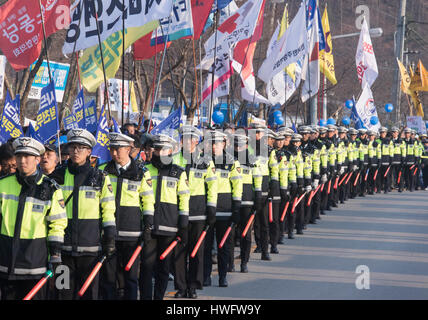 Stati Uniti THAAD in Corea del Sud, Mar 18, 2017 : poliziotti a piedi lungo come residenti e attivisti per la pace marzo verso una Lotte campo da golf durante un rally contro un piano di Stati Uniti e Corea del Sud per la distribuzione di un terminale ad alta area Altitudine Difesa (THAAD) Batteria in Seongju, circa 260 km a sud-est di Seoul, Corea del Sud. Stati Uniti e Corea del Sud avevano concordato alla stazione l'anti-missile batteria con una elevata potenza del radar sul lotte di un campo da golf a Seongju per contrastare minacce missilistiche dalla Corea del nord ma la Cina si è opposto alla distribuzione come hanno asserito che gli Stati Uniti spiare militare cinese con THAAD. Cina Foto Stock