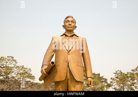 Luogo di nascita del Parco Chung-Hee, Mar 18, 2017 : La statua di fine il Presidente sud coreano Park Chung-hee è visto nel suo luogo natale in Gumi, circa 201 km (125 miglia) di sud-est di Seoul, Corea del Sud. Park Chung-hee è l'ex dittatore militare che ha preso il potere con un colpo di stato militare in 1961 ed ha escluso la Corea del Sud fino al suo assassinio nel 1979. Alla fine il Presidente sud coreano è stato tenente nell'esercito giapponese durante il Giappone della dominazione coloniale in Corea ed è stata ampiamente criticata quando egli imprigionato molti attivisti a favore della democrazia durante il suo 18-anno-sequestro di potenza per 'modernizzazione' del paese. Park Foto Stock