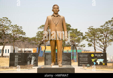 Luogo di nascita del Parco Chung-Hee, Mar 18, 2017 : La statua di fine il Presidente sud coreano Park Chung-hee è visto nel suo luogo natale in Gumi, circa 201 km (125 miglia) di sud-est di Seoul, Corea del Sud. Park Chung-hee è l'ex dittatore militare che ha preso il potere con un colpo di stato militare in 1961 ed ha escluso la Corea del Sud fino al suo assassinio nel 1979. Alla fine il Presidente sud coreano è stato tenente nell'esercito giapponese durante il Giappone della dominazione coloniale in Corea ed è stata ampiamente criticata quando egli imprigionato molti attivisti a favore della democrazia durante il suo 18-anno-sequestro di potenza per 'modernizzazione' del paese. Park Foto Stock