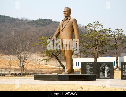 Luogo di nascita del Parco Chung-Hee, Mar 18, 2017 : La statua di fine il Presidente sud coreano Park Chung-hee è visto nel suo luogo natale in Gumi, circa 201 km (125 miglia) di sud-est di Seoul, Corea del Sud. Park Chung-hee è l'ex dittatore militare che ha preso il potere con un colpo di stato militare in 1961 ed ha escluso la Corea del Sud fino al suo assassinio nel 1979. Alla fine il Presidente sud coreano è stato tenente nell'esercito giapponese durante il Giappone della dominazione coloniale in Corea ed è stata ampiamente criticata quando egli imprigionato molti attivisti a favore della democrazia durante il suo 18-anno-sequestro di potenza per 'modernizzazione' del paese. Park Foto Stock