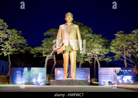 Luogo di nascita del Parco Chung-Hee, Mar 18, 2017 : La statua di fine il Presidente sud coreano Park Chung-hee è visto nel suo luogo natale in Gumi, circa 201 km (125 miglia) di sud-est di Seoul, Corea del Sud. Park Chung-hee è l'ex dittatore militare che ha preso il potere con un colpo di stato militare in 1961 ed ha escluso la Corea del Sud fino al suo assassinio nel 1979. Alla fine il Presidente sud coreano è stato tenente nell'esercito giapponese durante il Giappone della dominazione coloniale in Corea ed è stata ampiamente criticata quando egli imprigionato molti attivisti a favore della democrazia durante il suo 18-anno-sequestro di potenza per 'modernizzazione' del paese. Park Foto Stock