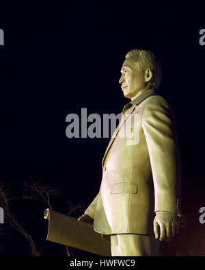 Luogo di nascita del Parco Chung-Hee, Mar 18, 2017 : La statua di fine il Presidente sud coreano Park Chung-hee è visto nel suo luogo natale in Gumi, circa 201 km (125 miglia) di sud-est di Seoul, Corea del Sud. Park Chung-hee è l'ex dittatore militare che ha preso il potere con un colpo di stato militare in 1961 ed ha escluso la Corea del Sud fino al suo assassinio nel 1979. Alla fine il Presidente sud coreano è stato tenente nell'esercito giapponese durante il Giappone della dominazione coloniale in Corea ed è stata ampiamente criticata quando egli imprigionato molti attivisti a favore della democrazia durante il suo 18-anno-sequestro di potenza per 'modernizzazione' del paese. Park Foto Stock