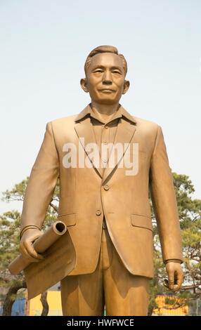 Luogo di nascita del Parco Chung-Hee, Mar 18, 2017 : La statua di fine il Presidente sud coreano Park Chung-hee è visto nel suo luogo natale in Gumi, circa 201 km (125 miglia) di sud-est di Seoul, Corea del Sud. Park Chung-hee è l'ex dittatore militare che ha preso il potere con un colpo di stato militare in 1961 ed ha escluso la Corea del Sud fino al suo assassinio nel 1979. Alla fine il Presidente sud coreano è stato tenente nell'esercito giapponese durante il Giappone della dominazione coloniale in Corea ed è stata ampiamente criticata quando egli imprigionato molti attivisti a favore della democrazia durante il suo 18-anno-sequestro di potenza per 'modernizzazione' del paese. Park Foto Stock