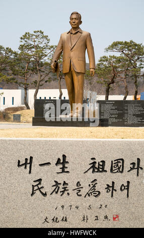 Luogo di nascita del Parco Chung-Hee, Mar 18, 2017 : La statua di fine il Presidente sud coreano Park Chung-hee è visto nel suo luogo natale in Gumi, circa 201 km (125 miglia) di sud-est di Seoul, Corea del Sud. Park Chung-hee è l'ex dittatore militare che ha preso il potere con un colpo di stato militare in 1961 ed ha escluso la Corea del Sud fino al suo assassinio nel 1979. Alla fine il Presidente sud coreano è stato tenente nell'esercito giapponese durante il Giappone della dominazione coloniale in Corea ed è stata ampiamente criticata quando egli imprigionato molti attivisti a favore della democrazia durante il suo 18-anno-sequestro di potenza per 'modernizzazione' del paese. Park Foto Stock