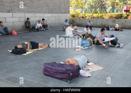 Xian, Cina. 20 Mar, 2017. Un fornitore può accogliere presso il suo negozio a Xi'an, Cina nord-occidentale della provincia di Shaanxi. Credito: SIPA Asia/ZUMA filo/Alamy Live News Foto Stock