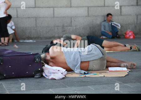 Xian, Cina. 20 Mar, 2017. Un fornitore può accogliere presso il suo negozio a Xi'an, Cina nord-occidentale della provincia di Shaanxi. Credito: SIPA Asia/ZUMA filo/Alamy Live News Foto Stock