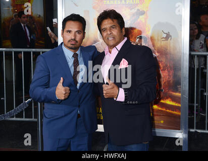 Los Angeles, Stati Uniti d'America. 20 Mar, 2017. Michael Peña, Erik Estrada 082 arriva al chip Premiere al TCL Chinese Theatre di Los Angeles. Marzo 20, 2017. Credito: Tsuni/USA/Alamy Live News Foto Stock