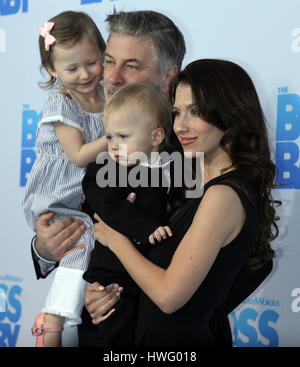 New York, Stati Uniti d'America. 20 Mar, 2017. Carmen Gabriela Baldwin, Alec Baldwin, Rafael Thomas Baldwin e Hilaria Baldwin, assiste la DreamWorks presenta premiere del Boss Baby a AMC Loews Lincoln Square a New York il 20 marzo 2017. Credito: MediaPunch Inc/Alamy Live News Foto Stock