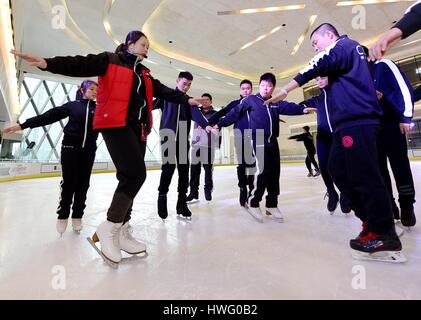 (17038) -- FUZHOU, 8 marzo 2017 (Xinhua) -- Pattinaggio coach Lu Meijia anteriore (L) insegna ai partecipanti durante un corso di formazione per allenatori del secolo Star rink situato in un centro commerciale di Fuzhou, capitale del sud-est della Cina di provincia del Fujian il 8 marzo 2017. Il boom degli sport invernali nel caldo sud-est della Cina di provincia del Fujian negli ultimi anni consentono di sviluppare lo sport economia e industria. Nel 2015, tre piste di pattinaggio sul ghiaccio aperta a Fuzhou e Xiamen. L'era di alcun reale le piste di pattinaggio sul ghiaccio era finita. Più e più residenti, compresi gli adolescenti, le persone di mezza età e gli anziani stessi hanno coinvolto nel pattinaggio Foto Stock